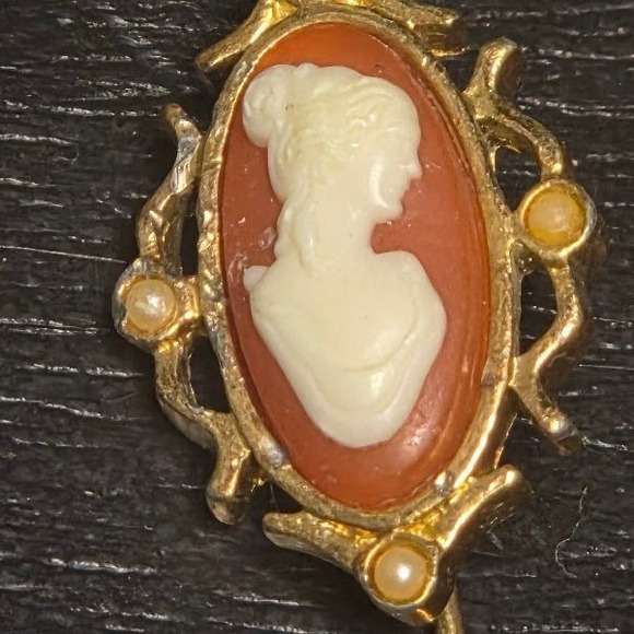 Vintage Avon Cameo Stick Pin Gold Tone Faux Pearl Orange White Portrait Brooch - Picture 2 of 3